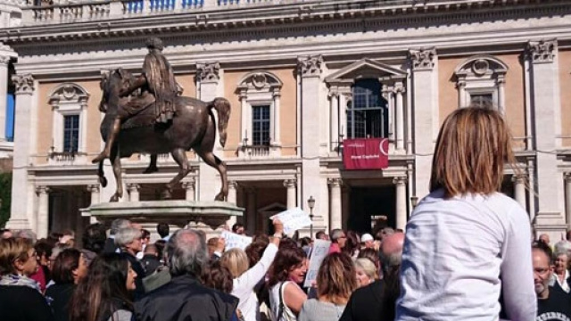 I sostenitori pro Marino riuniti in Campidoglio