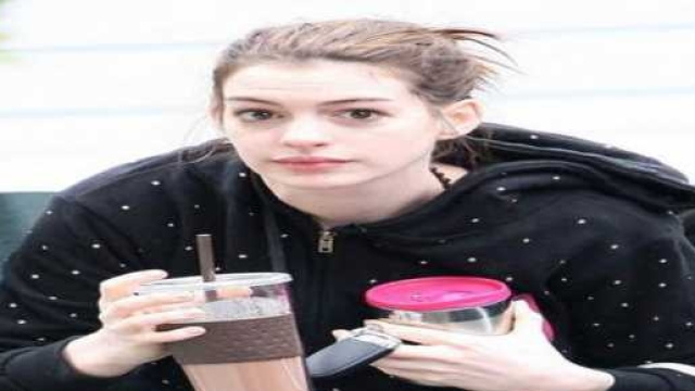Anne Hathaway fa i capricci a colazione