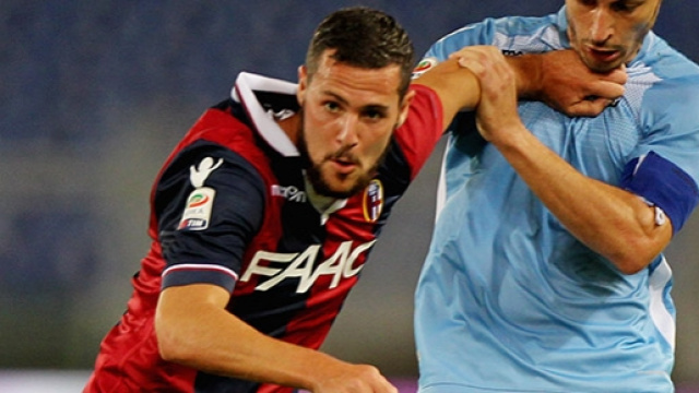 Mattia Destro in un contrasto di gioco