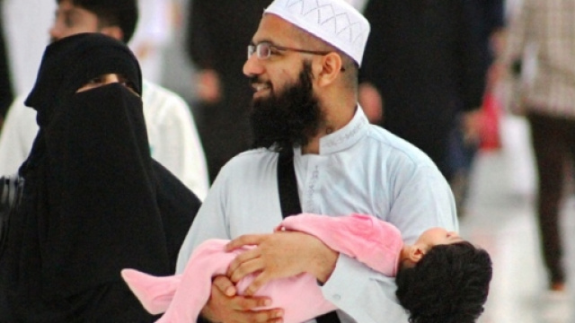 Una coppia di musulmani con la figlia in braccio