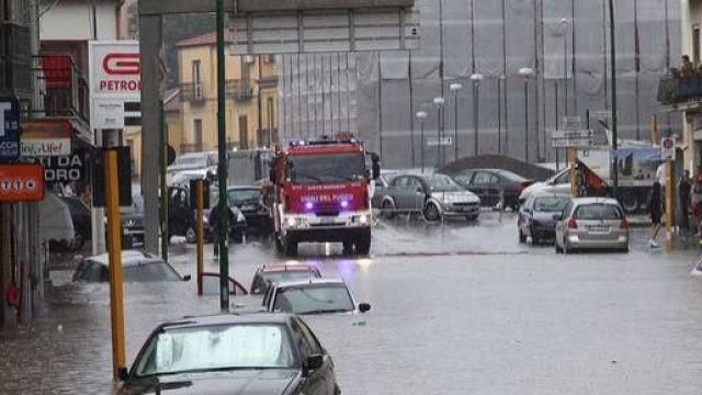Auto sommerse e strade completamente allagate