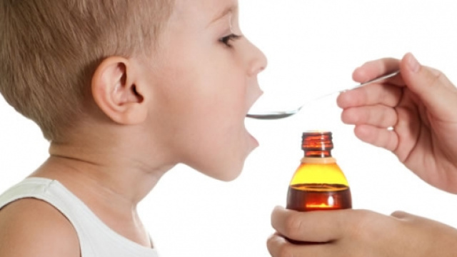 Un bambino che prende sciroppo