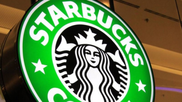 Una tipica insegna di Starbucks