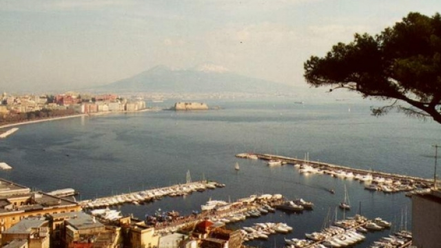 E' uscito "A Napoli non piove mai" di e con Assisi