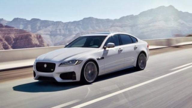 Nuova Jaguar XF 2015 sulle strade americane