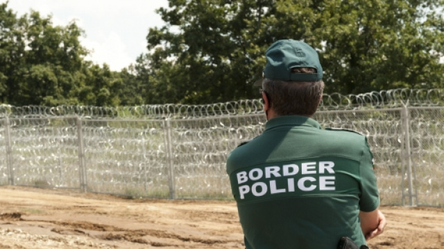 Poliziotto Bulgaro di pattuglia alla frontiera.