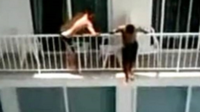 Si gettano dai balconi: il balconing uccide