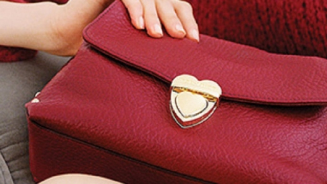 La borsetta bordeaux &egrave; un must have dell'inverno