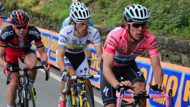 Rigoberto Uran in maglia rosa al Giro d'Italia