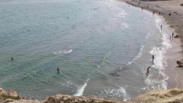 C'&egrave; ancora gente che fa il bagno.