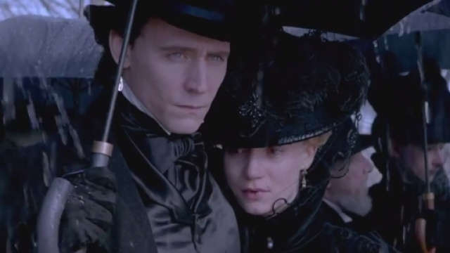 Tom Hiddleston e Mia Wasikowska nel film