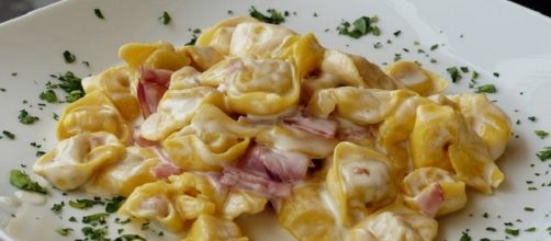 Pastas con salsa de crema y jam&oacute;n
