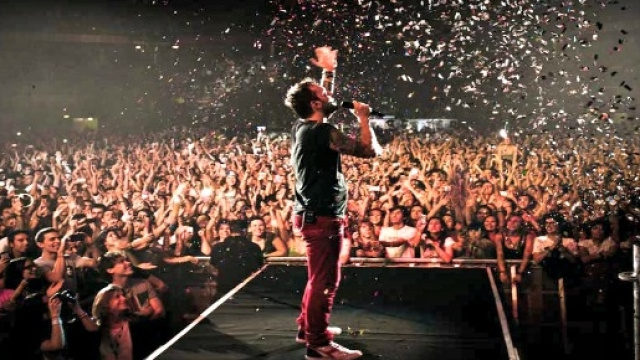 Cesare Cremonini durante un concerto