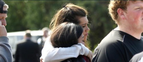 Dos jovenes estudiantes lloran por sus compa&ntilde;eros