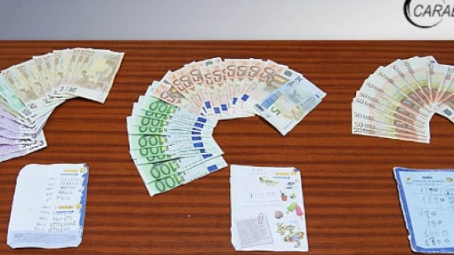 Il denaro e i documenti sequestrati