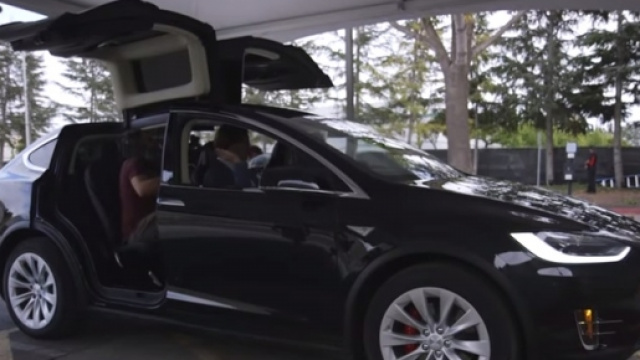 Nuova Tesla Model X: costo e quando in Italia