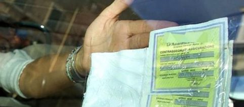Tagliando assicurazione, addio al bollino sul parabrezza dell'auto