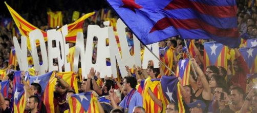 Aficionados "cul&eacute;s" , al grito de independencia.