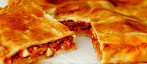 Corte de una riqu&iacute;sima empanada de at&uacute;n