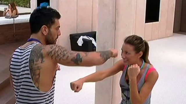 Alessandro e Valentina all'interno della casa.