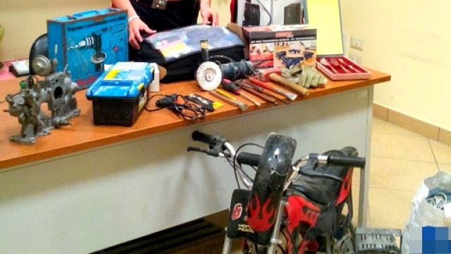 Gli oggetti sequestrati dopo il controllo