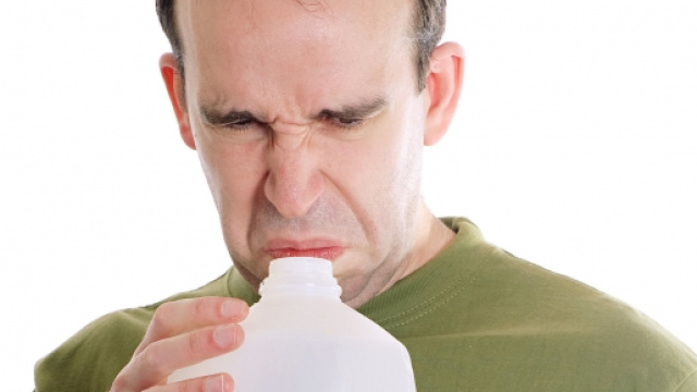 Il cibo scaduto pu&ograve; essere rischioso perla salute.