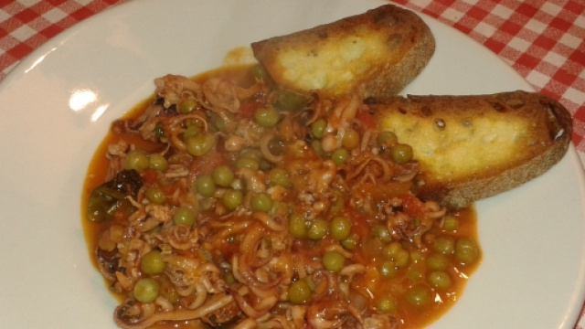 Ciuffetti di moscardino e piselli alla fiamma