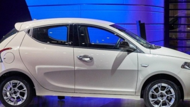 Fiancata Nuova Lancia Ypsilon restyling 2015