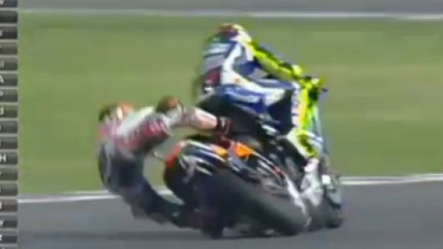 Lo scontro fra Valentino Rossi e Marquez