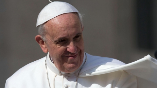 Papa Francesco sorridente in Vaticano