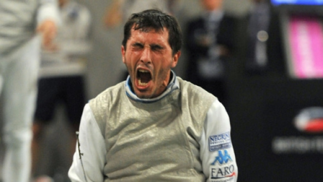 Giorgio Avola sfoga la tensione con un grido.