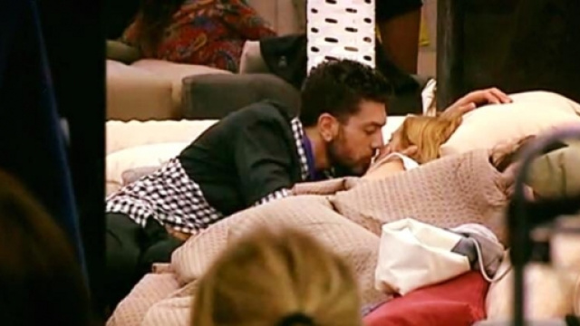 Il bacio tra Alessandro e Lidia