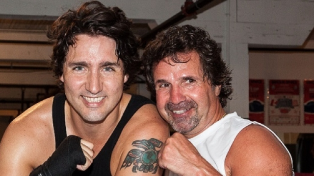 Trudeau, a sinistra, in versione pugile