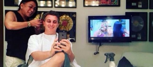 Luciano Huck aparece com cigarro de maconha