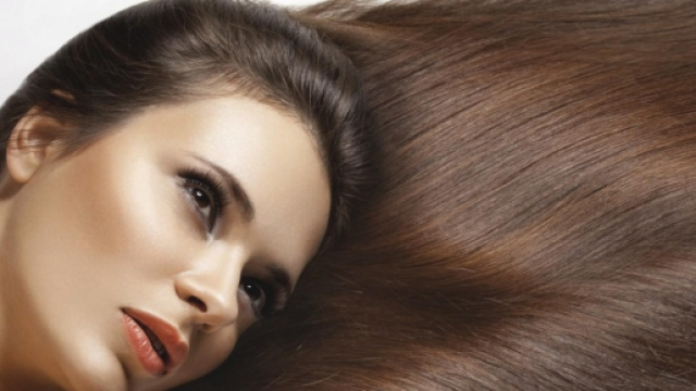 capelli lisci con la tecnica della ruota svedese