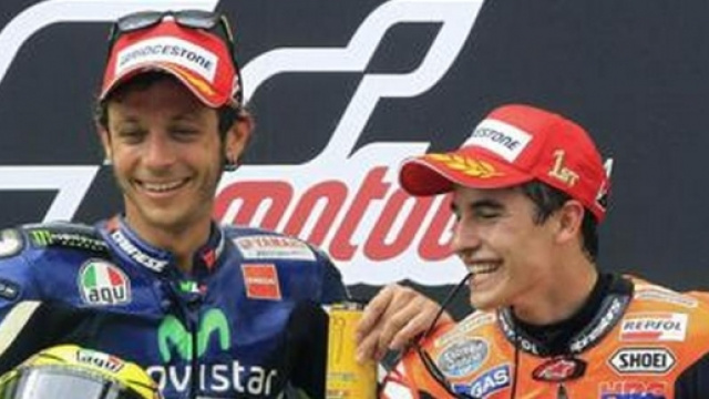 Durissimo scontro fra Rossi e Marquez