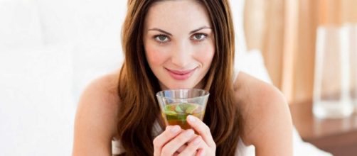 Beber una taza de t&eacute; es una sana costumbre