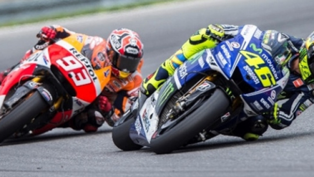 duello Rossi vs Marquez poi la caduta