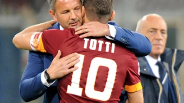 Mihajlovic e Totti si abbracciano