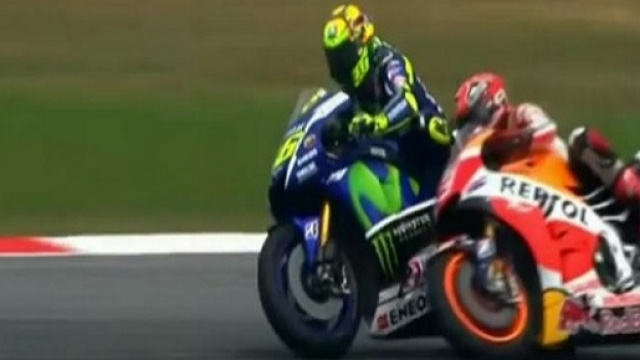 Video e reazioni sull'incidente Rossi-Marquez