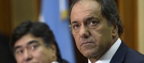 Preocupado, Scioli convoc&oacute; a un debate
