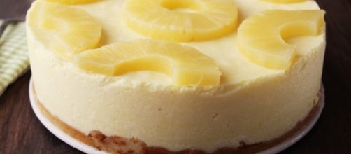 Tarta de pi&ntilde;a y nata con bizcochos de soletilla