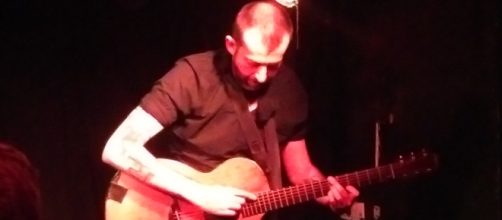 The best view of Jon Gomm, guitar master at work.