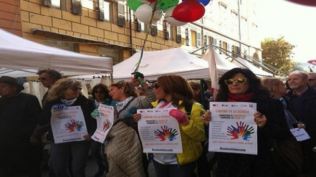 Insegnanti marchigiani sfilano in corteo ad Ancona