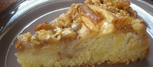 Bizcocho de manzana con almendras y nueces