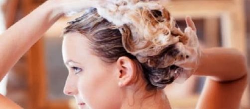 chica lavandose el pelo, cuanta espuma