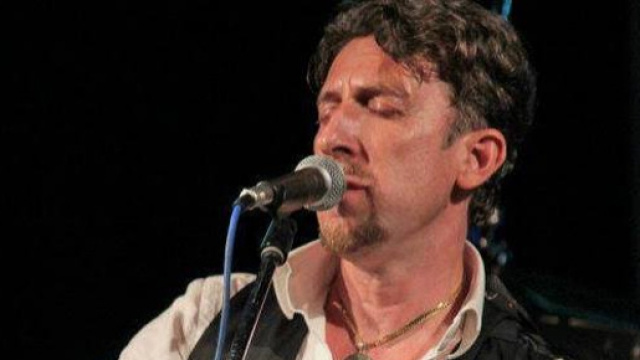 Il cantautore Ugo Mazzei in concerto.