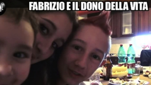 Il piccolo Fabrizio insieme ai suoi due fratelli