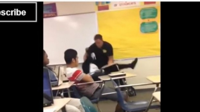 Il poliziotto americano che strattona la ragazza