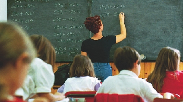 Un'insegnante di matematica alla lavagna